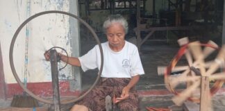 Kerajinan Tenun Gumise Gerung Kian Redup Kerajinan Tenun Gumise Gerung Kian Redup