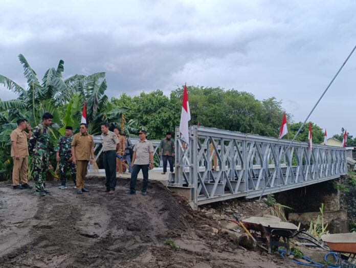 Bupati Lotim, H. Haerul Warisin mengecek progres pembangunan jembatan Bailey di Dusun Aik Beta Desa Perigi Kecamatan Suela, Lotim, Senin (12/1/2026). (suarantb.com/rus) Jembatan Bailey Rampung, Akses Vital Warga Dusun Aik Beta Perigi Kembali Pulih