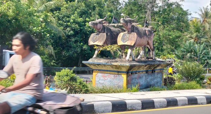 Patung sapi di wilayah Narmada ini bakal dipoles oleh Pemkab Lobar. (suarantb.com/her) Pakai CSR Perusahaan, Gerbang Perbatasan dan Ikon Patung Sapi Lobar Bakal Dipoles