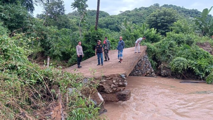Jembatan rusak akibat banjir menerjang Sekotong, Lobar beberapa waktu lalu. (suarantb.com/ist) BTT Rp16 Miliar untuk Penanganan Banjir Belum Bisa Dicairkan
