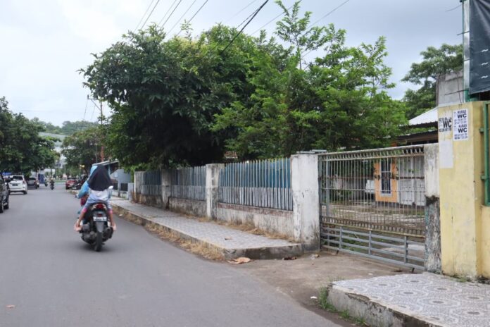 Dua rumah dinas yang ada di Jalan Gajah Mada ini direncanakan akan diubah menjadi area pusat oleh- oleh khas Dompu tahun 2026 ini. (suarantb.com/dok)