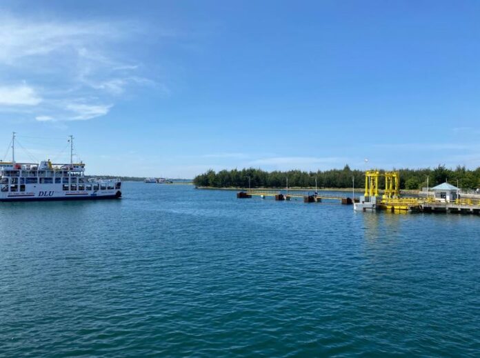 Kondisi Pelabuhan Kayangan Lombok Timur. Setelah sempat ada penundaan, aktivitas penyeberangan kapal penumpang di lintas Kayangan-Pototano kembali berjalan normal, pada Kamis (22/1/2026). (Suara NTB/rus) Penyeberangan Lintas Kayangan-Pototano Kembali Normal