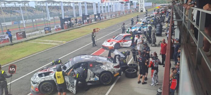 Deretan mobil peserta World Challange Asia di sirkuit Mandalika tahun 2025 lalu. Ajang GT World Challange Asia akan kembali hadir di Sirkuit Mandalika awal Mei mendatang. (suarantb.com/kir) Kalender Sementara Dirilis, Sirkuit Mandalika Gelar Seri Kedua GT World Challenge Asia 2026