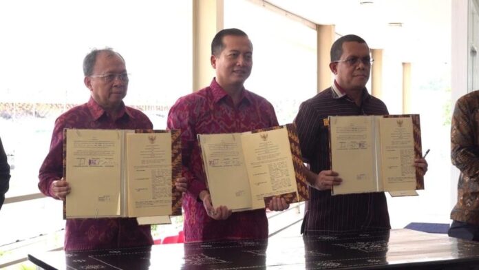 Gubernur NTB, H. Lalu Muhamad Iqbal (tengan), Gubernur Bali, I Wayan Koster (kiri) dan Gubernur NTT, Melkiades Laka Lena foto bersama usai penandatangan nota kesepahaman, di Sirkuit Mandalika, Selasa, 25 November 2025. (Suara NTB/ist)