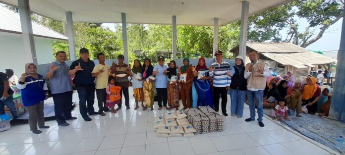 Pemkab Lobar salurkan bantuan kepada nelayan terdampak cuaca ekstrem. (suarantb.com/ist)