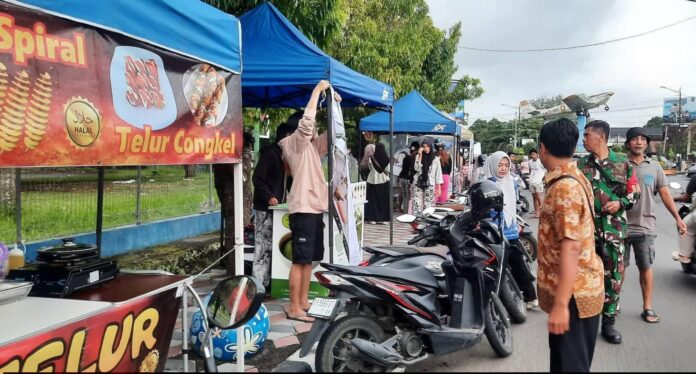 Sejumlah lapak PKL berjejer di atas trotoar di Jalan Adi Sucipto dan Udayana yang dipotret beberapa waktu lalu. (Suara NTB/ist) Pemkot Mataram Bentuk Satgas Tata PKL, Siapkan SK Zonasi Lapak