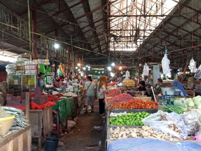 Aktivis jual beli di Pasar Tradisional Induk Mandalika, Kelurahan Mandalika, Kecamatan Sandubaya, pada Jumat (9/1/2026).(Suara NTB/pan) Disdag Mataram Optimalkan Pengawasan Stok dan Harga Bapok Jelang Ramadan