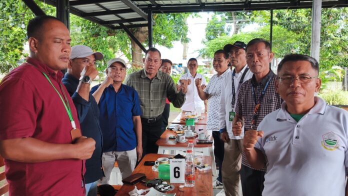 Sejumlah perwakilan asosiasi dan koperasi angkutan darat di Pulau Lombok melakukan pertemuan dengan Organda, dan bersepakat menolak masuknya PO Sinar Jaya untuk melayani KSPN Lombok. (Suara NTB/bul) Masyarakat Transportasi NTB Tolak Masuknya Pengusaha Luar Layani KSPN Lombok