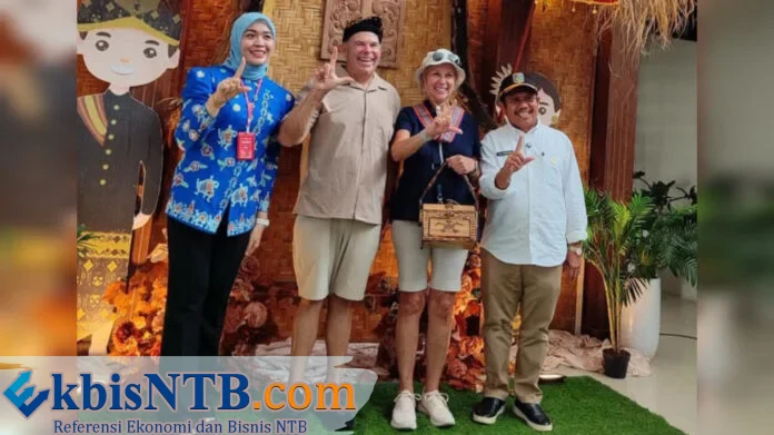 Ketua Dewan Kerajinan Nasional Daerah (Dekranasda) Lobar, Ayu Indra Rukmana Zaini (paling kiri) bersama Bupati H. Lalu Ahmad Zaini (paling kanan) meyambut tamu kapal pesiar. (suarantb.com/her) Libatkan UMKM, Dekranasda Lobar Sambut Wisatawan Kapal Pesiar