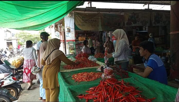 Seorang pedagang sedang melayani pembeli cabai di Pasar Tradisional Induk Mandalika, Selasa (2/3/2026). (suarantb.com/pan) Harga Cabai Rawit di Mataram Tembus Rp90 Ribu per Kilogram
