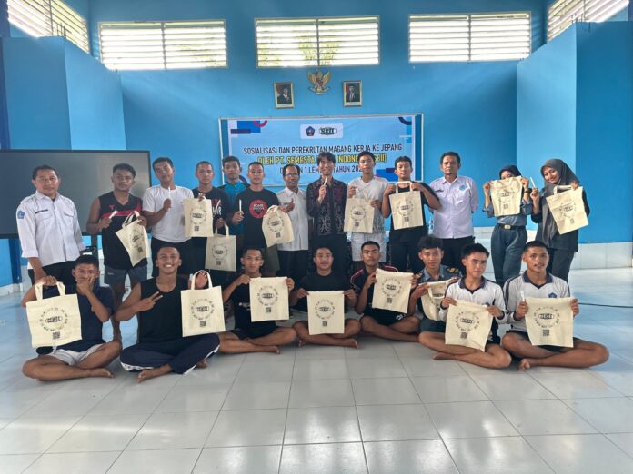 Taruna dan Taruni SMKN 1 Lembar diseleksi magang kerja langsung oleh Tim dari perusahaan Jepang. (suarantb.com/ist) Perusahaan Seleksi di Sekolah, 17 Siswa SMKN 1 Lembar Diterima Magang Kerja di Jepang