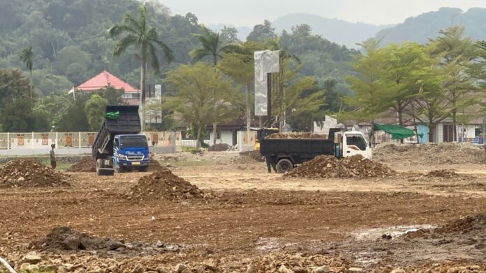 Penimbunan di areal lapangan Alun-alun Kota Gerung. Proyek ini ditargetkan bisa tuntas sebelum HUT Lobar untuk pengurukan Alun-alun. (suarantb.com/her) Proyek Alun-Alun Kota Gerung Ditarget Tuntas Sebelum HUT Lobar