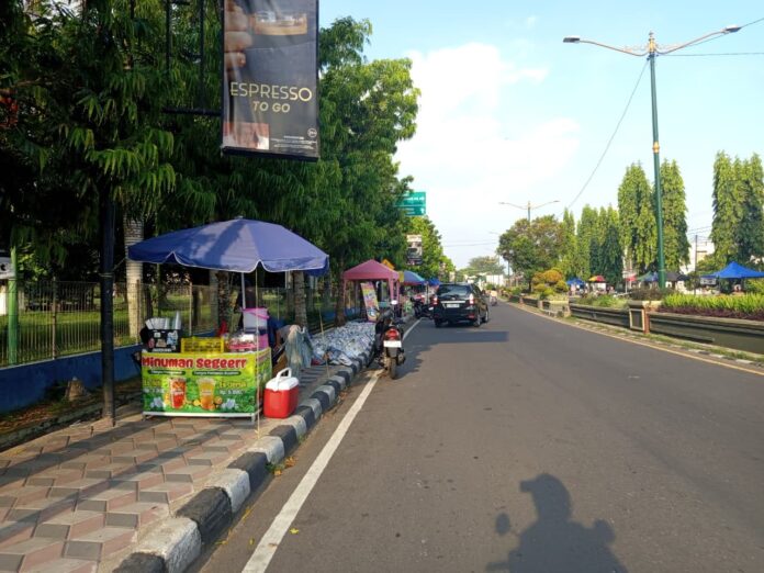 Salah satu titik rawan macet di Jalan Adisucipto saat masyarakat sedang berburu takjil berbuka puasa, Kamis (19/2/2026). (Suara NTB/pan) Dishub Mataram Petakan Titik Kemacetan saat Berburu Takjil Selama Ramadan