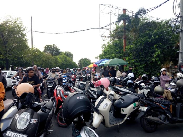 Ribuan Warga Padati Jalan Majapahit Mataram, Perburuan Takjil Picu Kemacetan