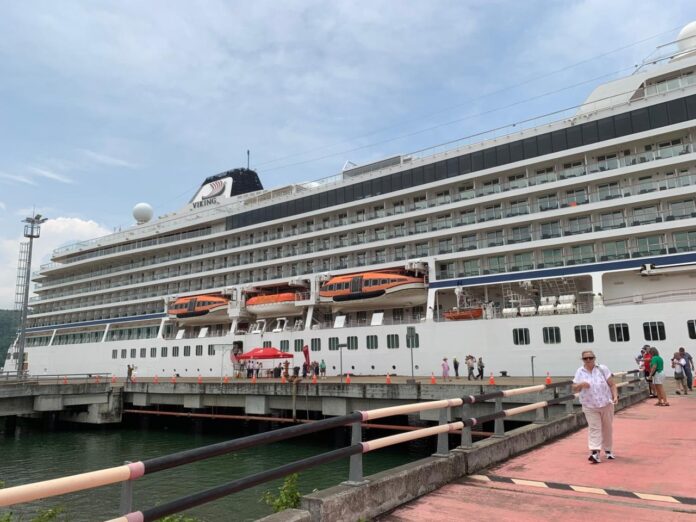 Kapal pesiar Viking Sky bersandar di Pelabuhan Gili Mas, Kecamatan Lembar, Jumat (20/2/2026). (suarantb.com/her) Bawa 1.380 Penumpang, Kapal Pesiar Viking Sky Sandar di Gili Mas Lembar Lobar