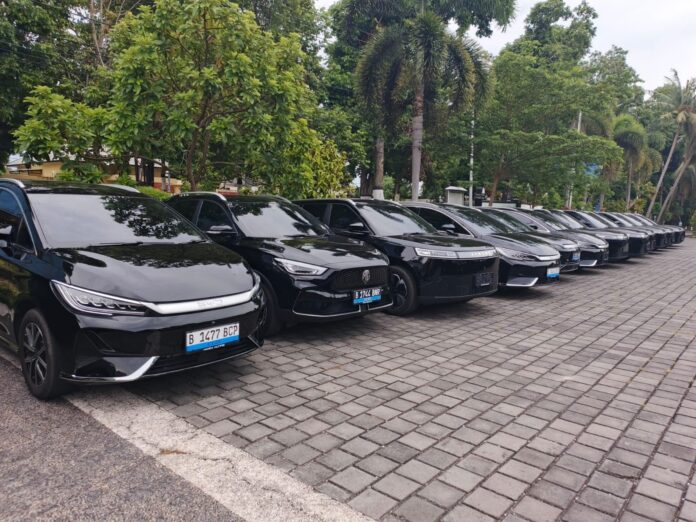 Kendaraan listrik yang disewa Pemprov NTB diparkir di halaman Dishub NTB. (Suara NTB/ist) 34 Unit Mobil Listrik Tiba di NTB