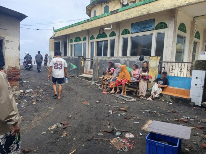 Sejumlah warga sedang duduk di depan halaman masjid di Lingkungan Bugis, Kelurahan Bintaro yang dipotret beberapa lalu. Kelurahan tersebut masuk dalam kategori angka kemiskinan ekstrem tertinggi di Kecamatan Ampenan. (Suara NTB/pan) Kelurahan Bintaro Masuk Program Kelurahan Berdaya, Sasar Penurunan Kemiskinan Ekstrem