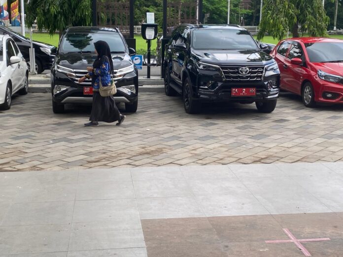 Kendaraan dinas yang akan ditinggalkan dan diganti dengan kendaraan listrik. (Suara NTB/era) Beralih ke Mobil Listrik, Pemprov NTB Lelang Kendaraan Dinas Lama