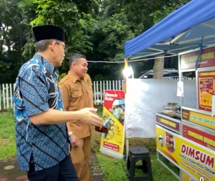 Wakil Bupati Lombok Timur H. Edwin Hadiwijaya saat mengunjungi salah satu lapak milik pelaku UMKM yang berada di bazar Ramadan halaman Kantor Camat Selong pada, Senin (23/2). (Suara NTB/rus)