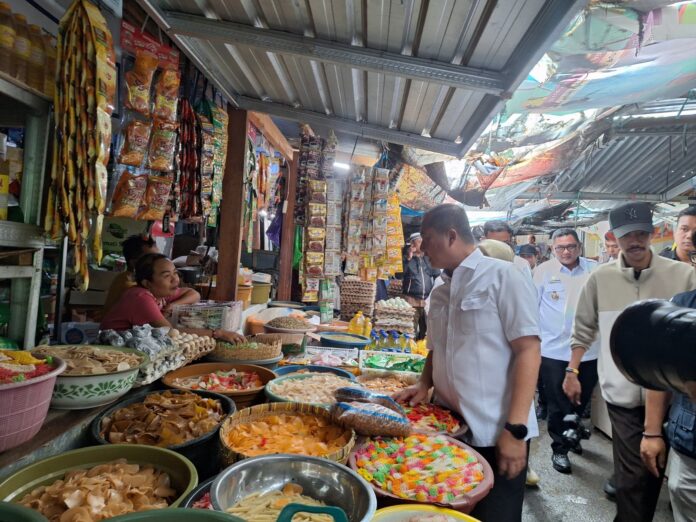 Gubernur NTB H. Lalu Muhamad Iqbal turun berkeliling ke Pasar Tanjung, KLU. Hal ini dilakukan Gubernur untuk memastikan harga tetap stabil selama Ramadan hingga jelang Idul Fitri. (suarantb.com/ist) Keliling Pasar Tanjung, Upaya Pemda Pastikan Stabilitas Harga Selama Ramadan