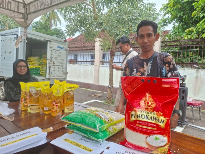 Seorang warga membeli beras di pasar murah yang digelar Kejaksaan Negeri Dompu bekerja sama dengan Dinas Perindustrian dan Perdagangan Kabupaten Dompu pada, Rabu (25/2). (Suara NTB/ula)