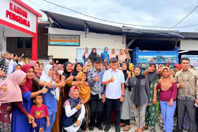 Menteri KP Sakti Wahyu Trenggono didampingi Bupati Sumbawa, Ir.H.Syarafuddin Jarot berfoto bersama dengan masyarakat saat kunjungan kerja di Kabupaten Sumbawa pada, Jumat, 27 Februari 2026.(Suara NTB/ils) Pertegas Kesiapan Sebagai Lokasi PSN Tambak Garam Rakyat