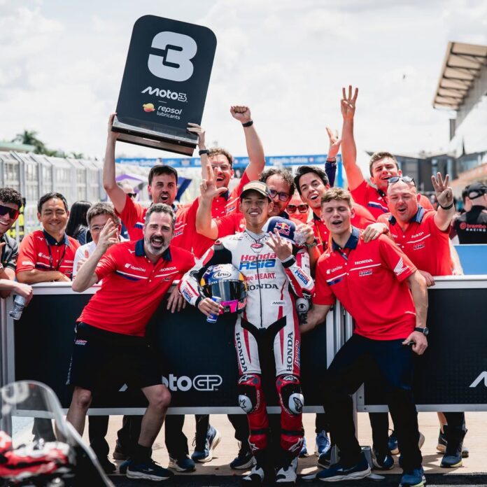 IMG-20260323-WA0016 Cetak Sejarah, Pembalap Muda Indonesia Veda Ega Pratama Berhasil Naik Podium GP Brasil