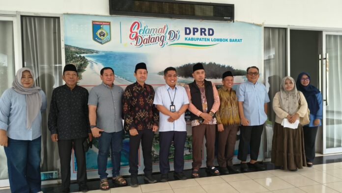 Wakil Ketua DPRD Lobar bersama Komisi II DPRD Lobar usai sosialisasi kenaikan tarif dari Dirut PT PAM Giri Menang, Sudirman dan manajemen, Senin (2/3/2026). (suarantb.com/her) DPRD Lombok Barat Sambut Baik Penyesuaian Tarif PAM Giri Menang