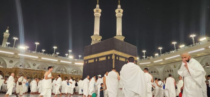 Jemaah umrah melaksanakan serangkaian kegiatan ibadah di Masjidil Haram, Kota Suci Makkah. (suarantb.com/ist) Imbauan Tunda Umrah Karena Perang Picu Polemik, Pemerintah Bicara Keamanan, Travel Hitung Kerugian