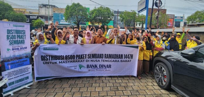 Penyaluran perdana paket sembako Ramadan kepada petugas kebersihan di Kota Mataram. (suarantb.com/bul)