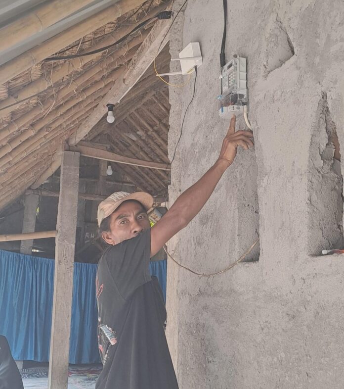 Keluarga Miskin di Loteng Dibantu Meter Listrik Gratis