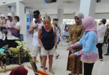 Tamu Kapal Pesiar Carnival Encounter Serbu Stan Produk UMKM Dekranasda Lobar Tamu Kapal Pesiar Carnival Encounter Serbu Stan Produk UMKM Dekranasda Lobar