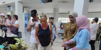 Tamu Kapal Pesiar Carnival Encounter Serbu Stan Produk UMKM Dekranasda Lobar Tamu Kapal Pesiar Carnival Encounter Serbu Stan Produk UMKM Dekranasda Lobar