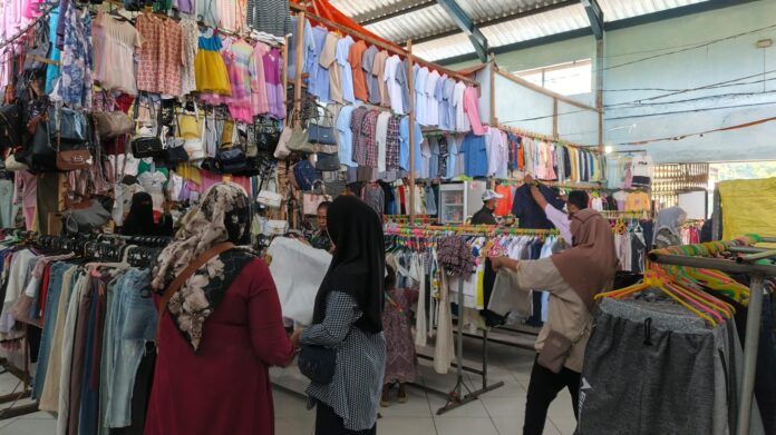 Jelang Lebaran, Penjualan Pakaian Bekas Amahami Menurun