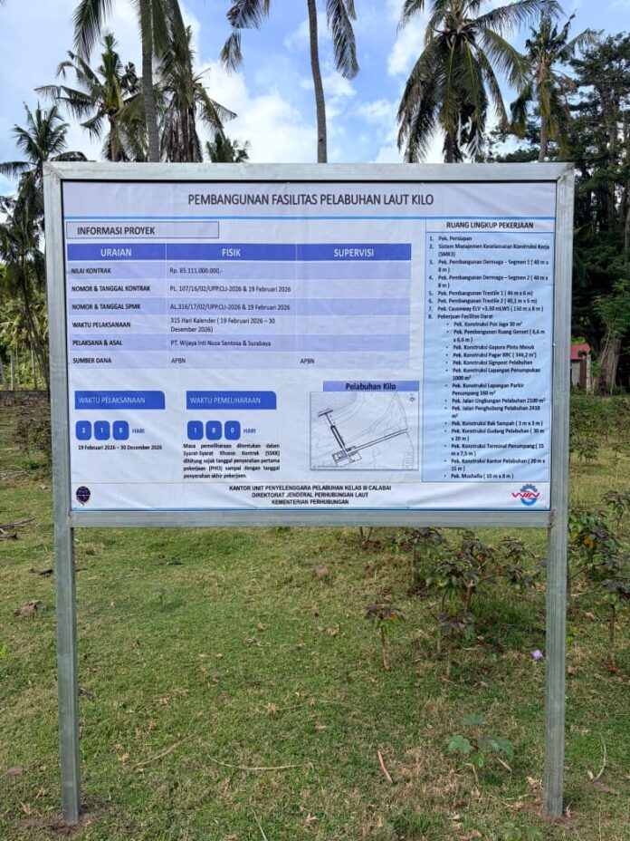 Papan pengumuman informasi proyek pembangunan Pelabuhan Kilo yang sudah dipasang di lokasi pembangunan di Desa Mbuju, Kecamatan Kilo, Kabupaten Dompu.