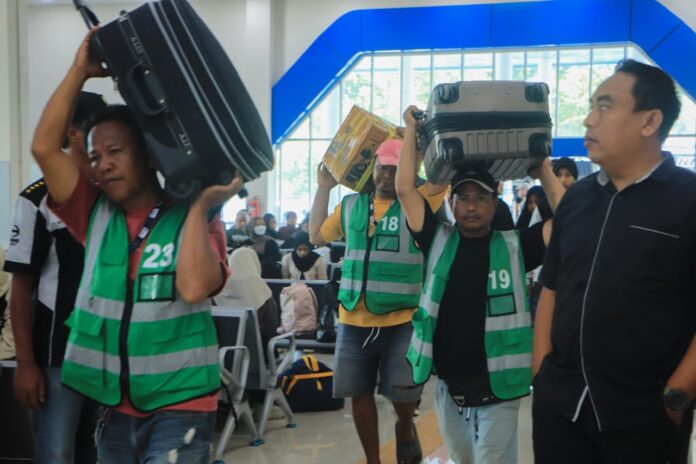 Suasana pelepasan warga yang mudik ke Pulau Sumbawa di depan Pendopo Gubernur NTB, Sabtu (14/3/2026). (Suara NTB/ist) NTB Siapkan Mudik Gratis ke Pulau Jawa