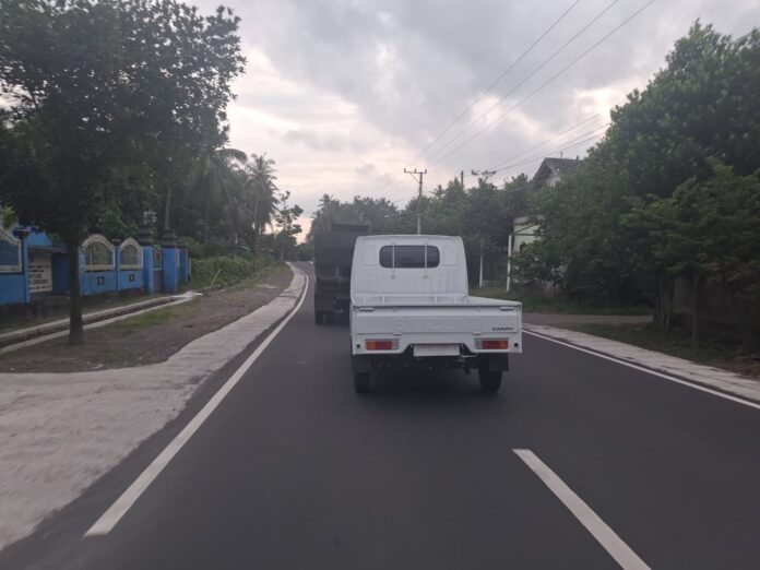 Ruas jalan Provinsi yang menghubungkan Tanjung Geres – Pohgading, Lombok Timur yang baru saja selesai diperbaiki akhir tahun 2025. (Suara NTB/era)