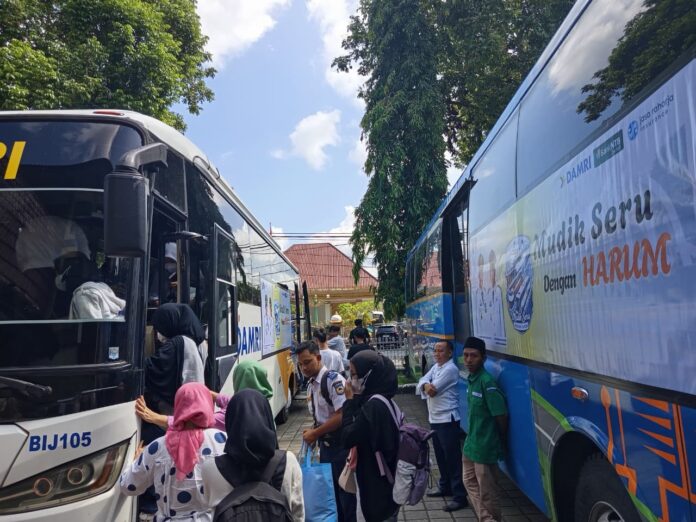 Sejumlah peserta mudik sedang naik ke atas untuk segera diberangkatkan pada program mudik gratis dari Pemkot Mataram di halaman Kantor Wali Kota Mataram, Senin (16/3/2026). (suarantb.com/pan)