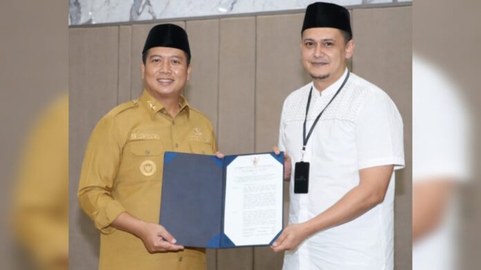 Gubernur NTB Lalu Muhamad Iqbal menyerahkan SK terkait penunjukan BPR NTB sebagai penyalur gaji dan tunjangan PPPK lingkup Pemprov NTB, di sela-sela buka puasa bersama Pemprov NTB, Senin malam (16/3/2026). (suarantb.com/ist)