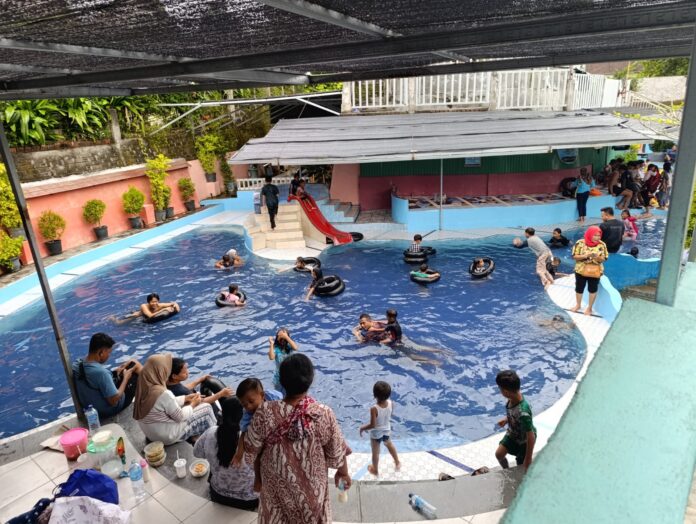 Kolam Renang Jadi Primadona Wisata Saat Libur Lebaran