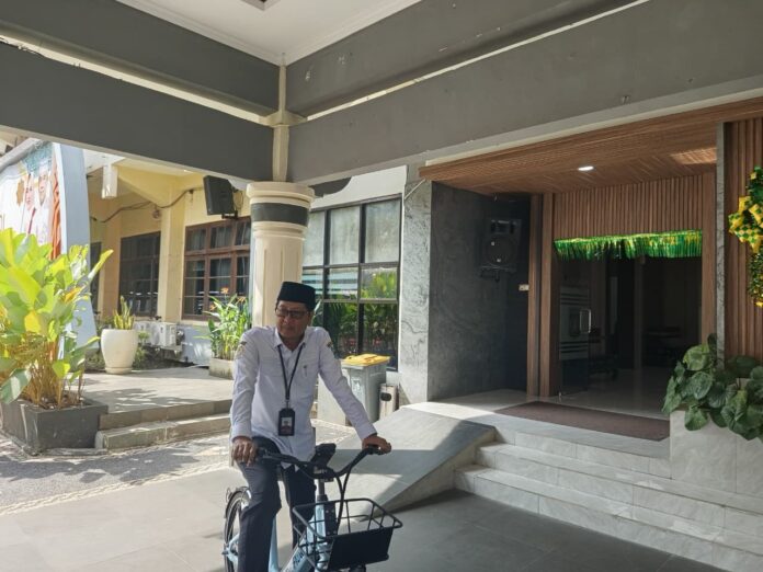 Sekretaris Daerah Kota Mataram, H. Lalu Alwan Basri saat mencoba menggunakan sepeda listrik yang ada di Kantor Wali Kota Mataram, Rabu (25/3/2026). (Suara NTB/pan)