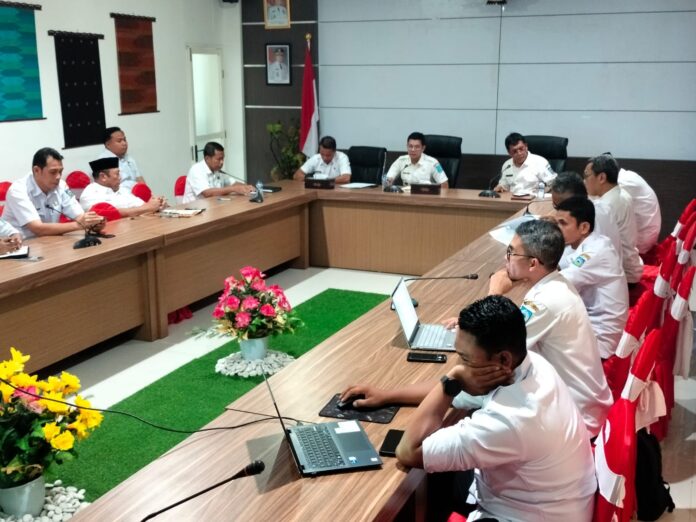 Bupati Dompu, Bambang Firdaus didampingi Pj. Sekda Dompu, H. Khairul Insyan saat rapat penentuan lokasi pembangunan pabrik pakan ternak di ruang rapat Bupati Dompu, Rabu (25/3/2026). (Suara NTB/ula)