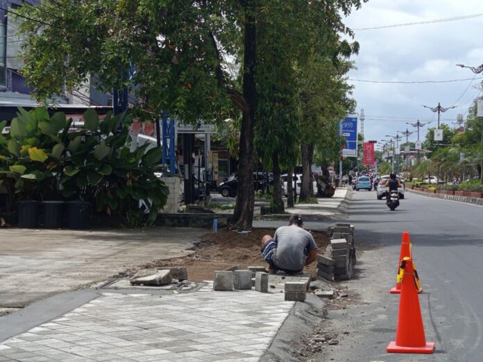 Salah seorang pekerja sedang memasang paving blok trotoar di Jalan Airlangga beberapa waktu lalu. Selanjutnya, PUPR akan menata trotoar di Jala Adisucipto dengan anggaran Rp400 juta. (Suara NTB/pan) Usai Relokasi PKL, Penataan Trotoar Jalan Adisucipto Dianggarkan Rp400 Juta