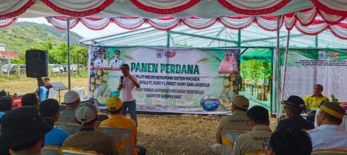 Bupati KSB, H. Amar Nurmansyah saat berdialog dengan para petani hortikultura di Kecamatan Poto Tano, Jumat (27/3/2026) lalu. (Suara NTB/bug)