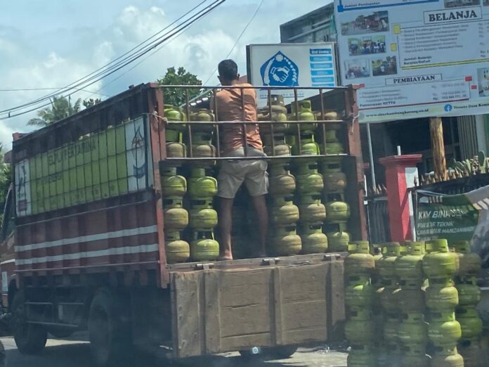 Tabung gas elpiji bersubsidi yang diturunkan dari kendaraan. (Suara NTB/rus)