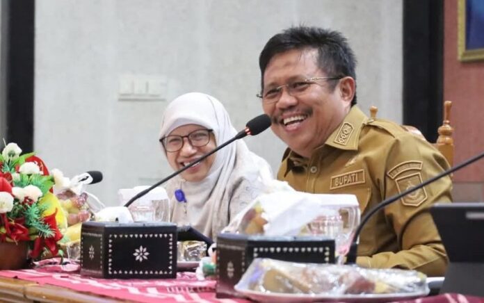 Bupati Lobar H. Lalu Ahmad Zaini (kiri) bersama Wabup Lobar Hj. Nurul Adha memberikan arahan dalam rapat koordinasi dengan semua OPD. (Suara NTB/ist)