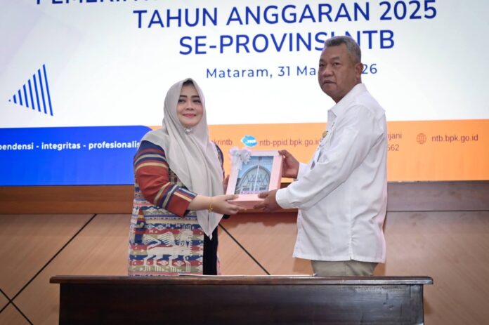 Wagub NTB Hj. Indah Dhamayanti Putri (kiri) menyerahkan dokumen LKPD unaudited Tahun Anggaran 2025 kepada Kepala BPK RI Perwakilan NTB Suparwadi, Selasa (31/3/2026). (Suara NTB/ist)