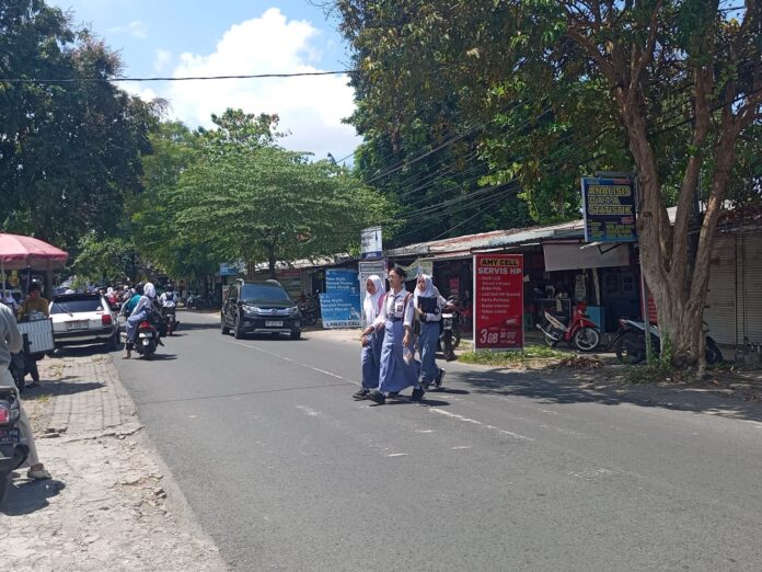 Sejumlah siswa berjalan kaki menuju ke sekolah pada, Selasa (31/3). Siswa dan guru disarankan untuk menghemat energi. Hal ini sesuai dengan kebijakan pemerintah pusat untuk hemat energi terhadap potensi ancaman krisis global.(Suara NTB/abo)