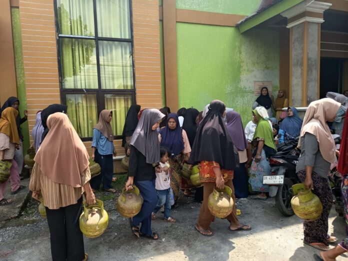 Kegiatan Operasi Pasar bersama pihak Pertamina di Desa Pengadangan, Selasa (7/4/2026). (Suara NTB/rus)