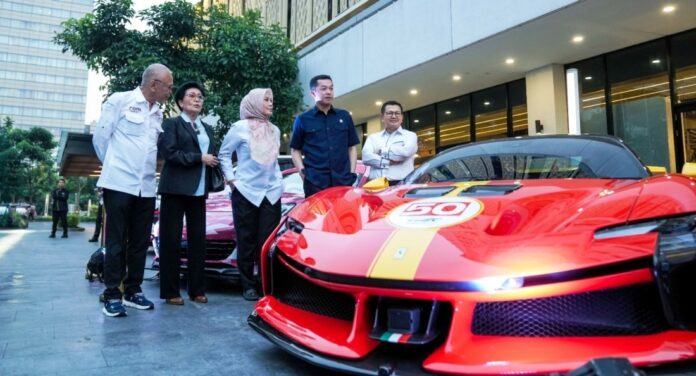 Wamenpora Taufik Hidayat (dua kanan) Senin (6/4) sore kemarin, melihat salah satu mobil GT3 yang akan ambil bagian diajang GT World Challenge Asia 2026 di Sirkuit Mandalika, 1-3 Mei 2026. (Suara NTB/ist)